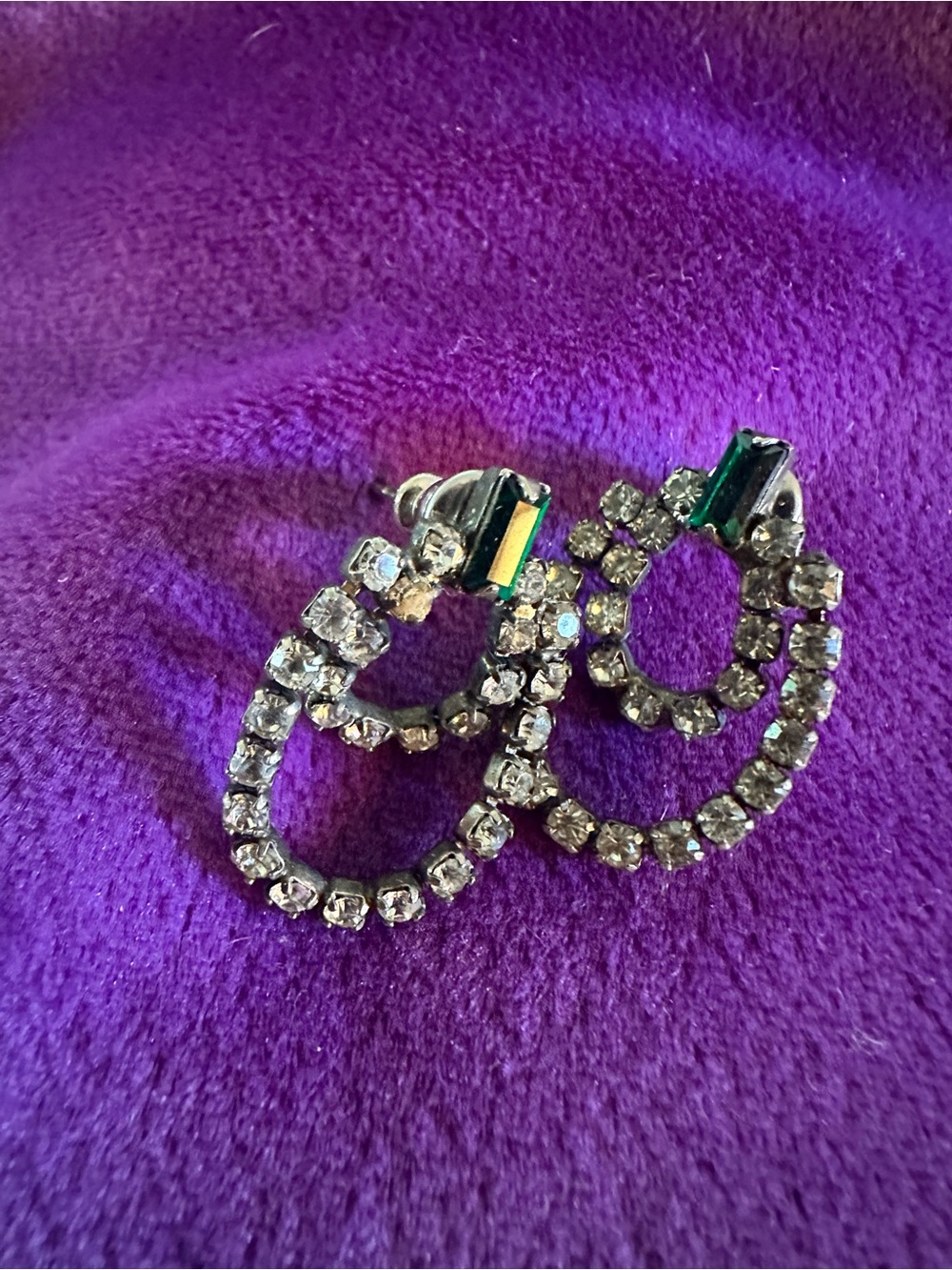 Rhinestone pierced earrings with emeralds